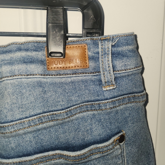 Judy Blue Size 1x distressed denim jean shorts - Picture 3 of 5